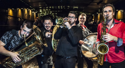Lovesong Orchestra v neděli 20. prosince vyrazí do ulic města. Sledujte trasu.